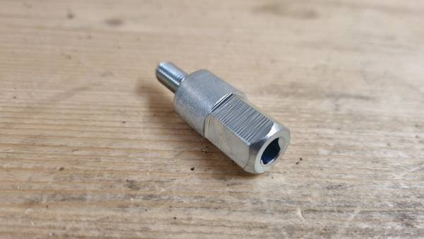 Adapter innen 7 mm x 5.6 mm, Gew. = M7 x 1.00 für Universal Winkelgetriebe R0181