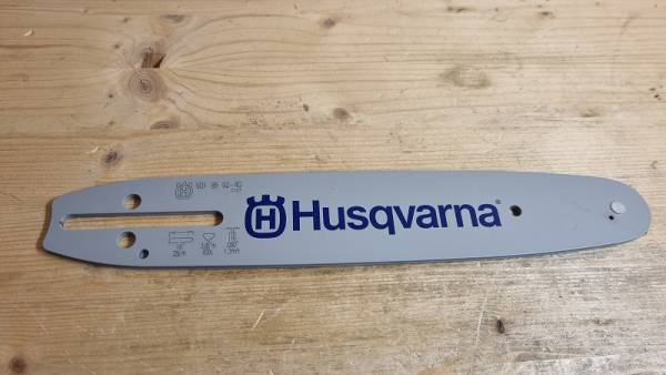 Original 30 cm Husqvarna Führungsschiene 3/8H 1,3 mm 45 TG für Husqvarna Akkusäge/ Elektrosäge/ Motorsäge/ ... 135, 140, 317, 321,  338 XPT, T425, 418EL, 420EL, T435, 439, T 540 XP, ...